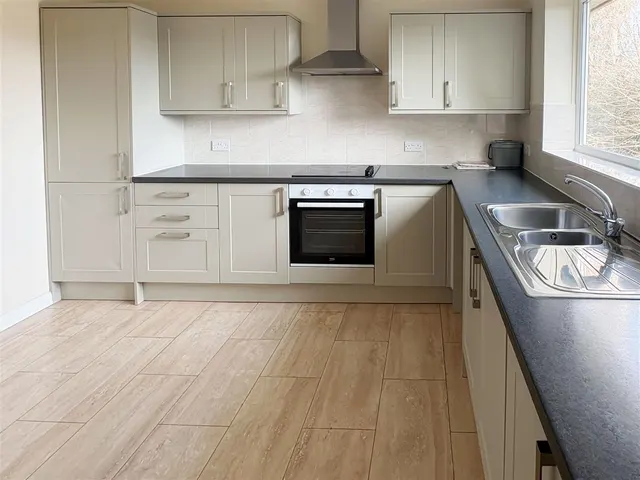 Dover Court, Fairlands, photo 2
