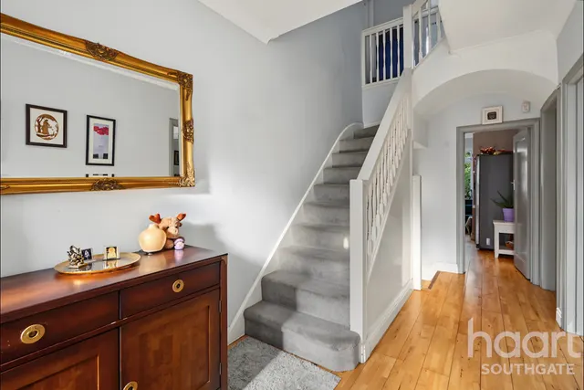 Chestnut Close, London, N14, photo 2