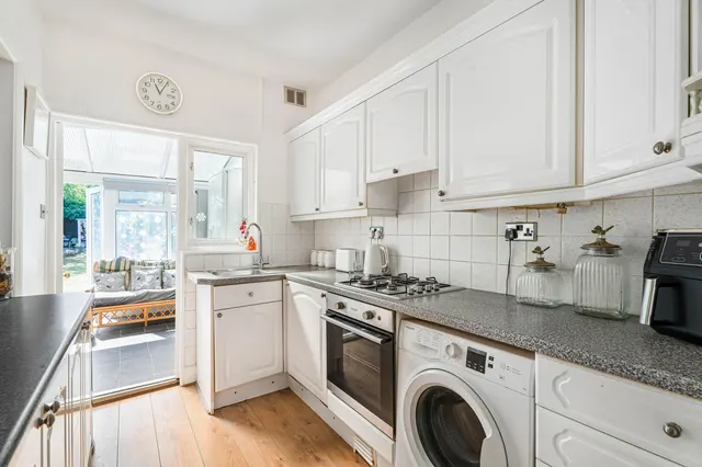 Princes Avenue, London, N13, photo 3