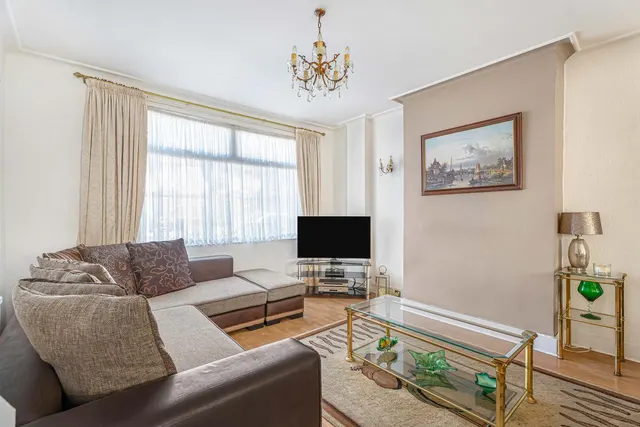 Princes Avenue, London, N13, photo 1