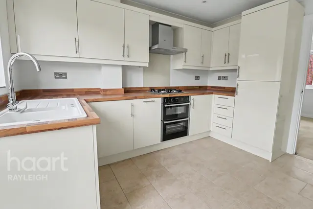 Fairview Crescent, Rayleigh, SS6, photo 2