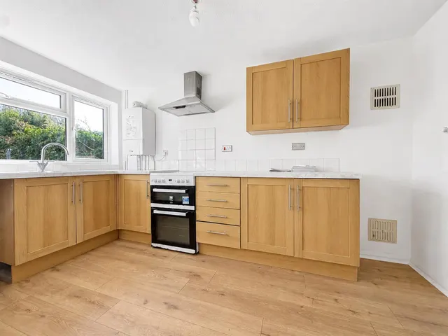 Photo 2 — Aylesbury Avenue, Eastbourne, BN23 6AG