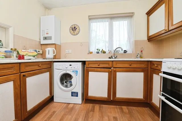 Photo 3 — Rosecroft Close, Langdon Hills, Basildon, Essex, SS16