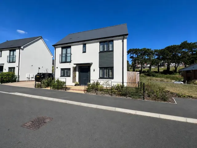 Lister Road, Dursley, photo 1