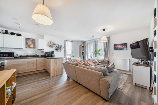 Redhill, RH1, photo 1