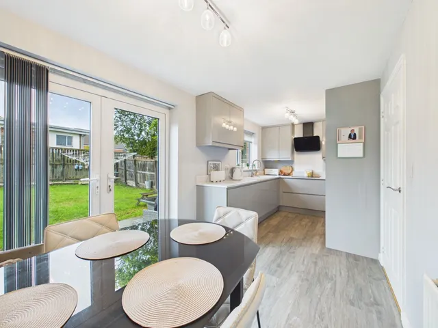 Lawefield Way, Wakefield, WF2, photo 2