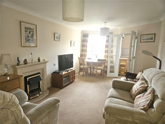 Oyster Lane, Byfleet, photo 1