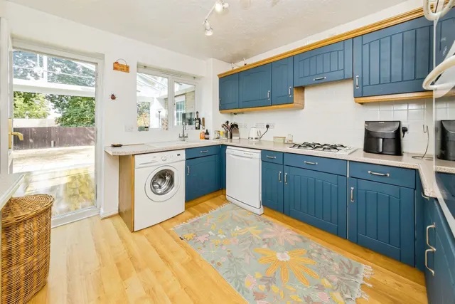 Vancouver Drive, Crawley, RH11, photo 2