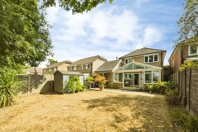 Vancouver Drive, Crawley, RH11, photo 3
