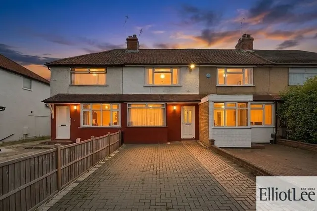 Eastcote Lane, Harrow, HA2, photo 1