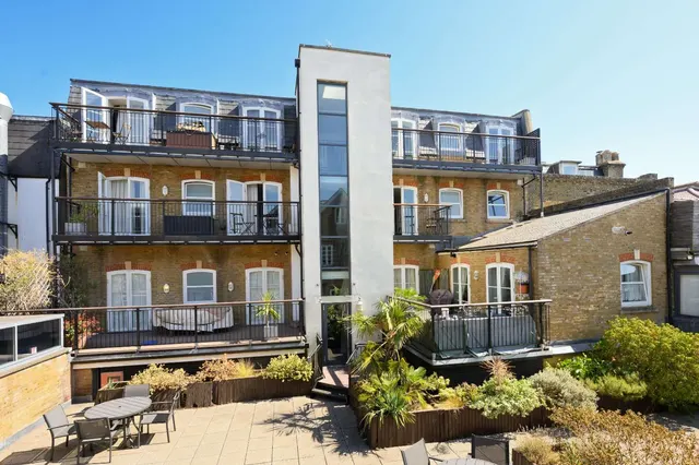 Feltham Avenue, East Molesey, Surrey, KT8 9BT, photo 1