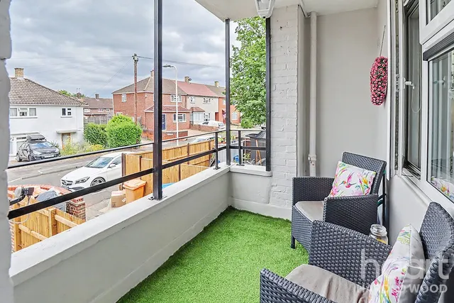 Montgomery Crescent, Harold Hill, RM3, photo 3