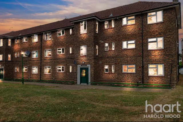 Montgomery Crescent, Harold Hill, RM3, photo 1