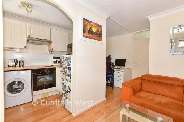 Cedar Way, Haywards Heath, RH16, photo 3