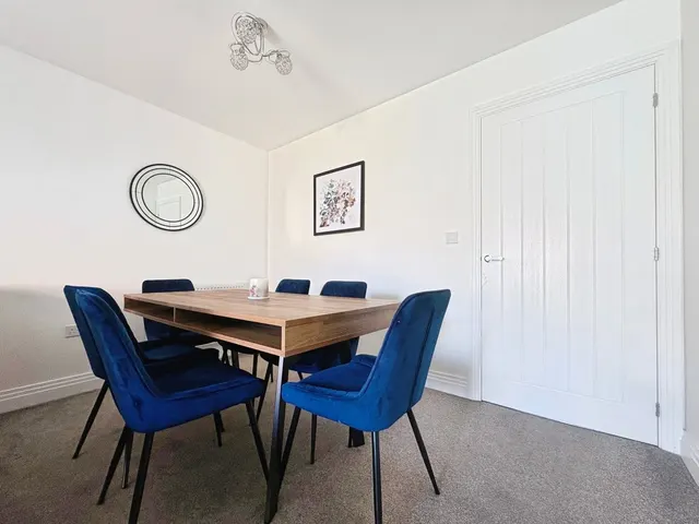 Photo 3 — Cardwell Road, Farnham, Surrey, GU9 0FB