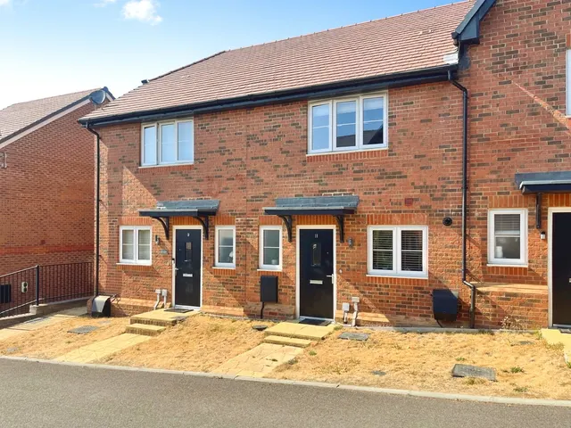 Cardwell Road, Farnham, Surrey, GU9 0FB, photo 1