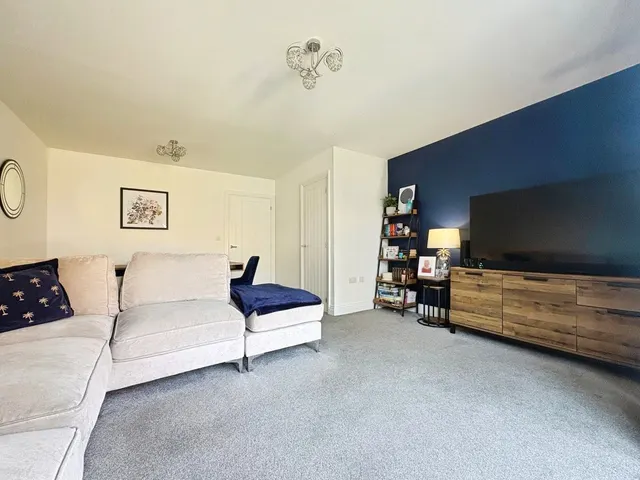 Photo 2 — Cardwell Road, Farnham, Surrey, GU9 0FB