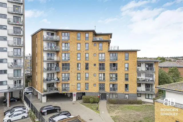 Parham Drive, Ilford, IG2, photo 1