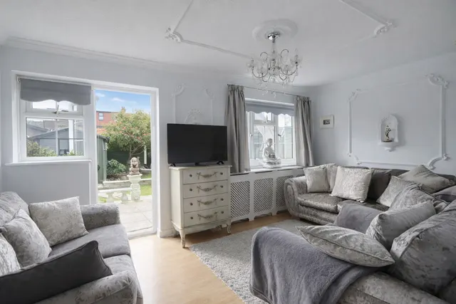 Photo 3 — Amberley Way, Romford, RM7 8BT