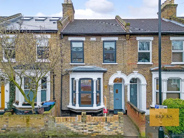 3 bedroom house — Ranelagh Road, London, E11 3JW