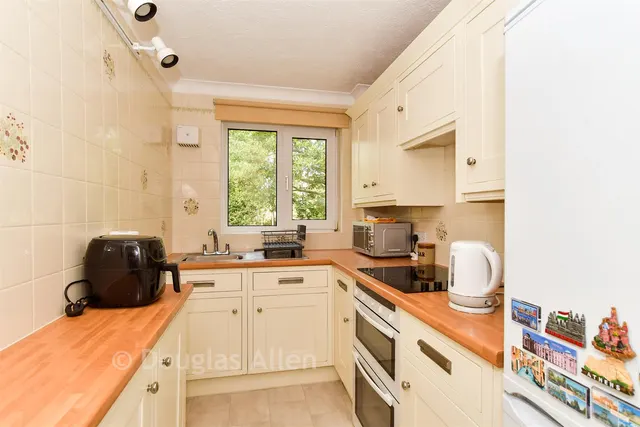 Grange Avenue, Woodford Green, IG8, photo 2