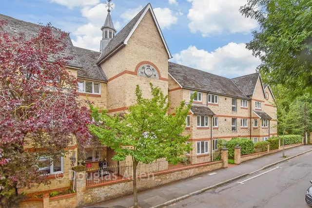 Grange Avenue, Woodford Green, IG8, photo 1