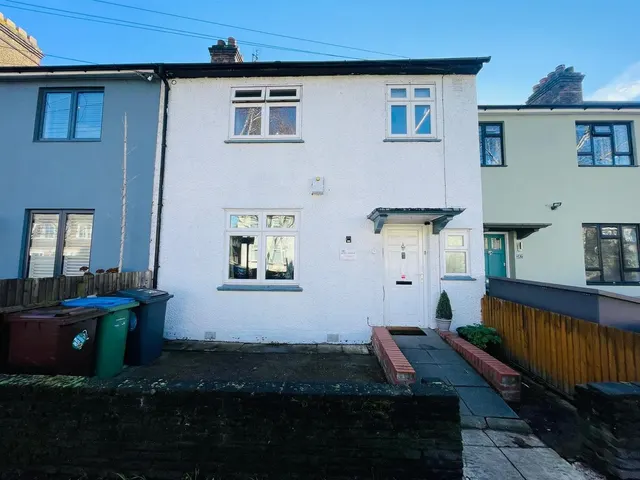Winns Avenue, London, Greater London E17 5HB, photo 1