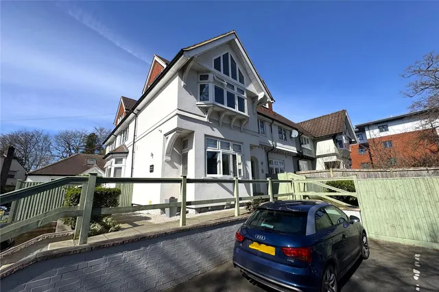 Clockhouse Road, Farnborough, GU14, photo 1