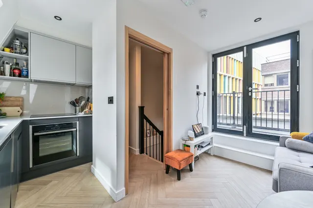 Flat 3, 12 East Passage, London, photo 1
