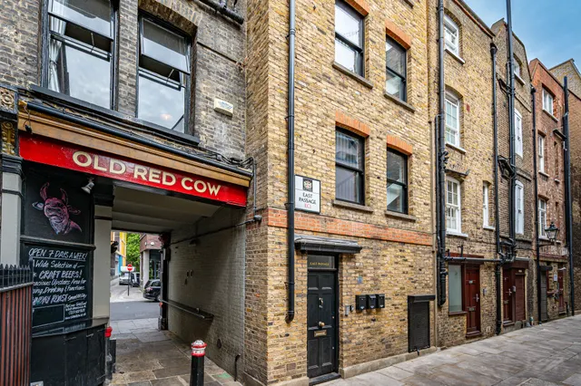 Photo 2 — Flat 3, 12 East Passage, London