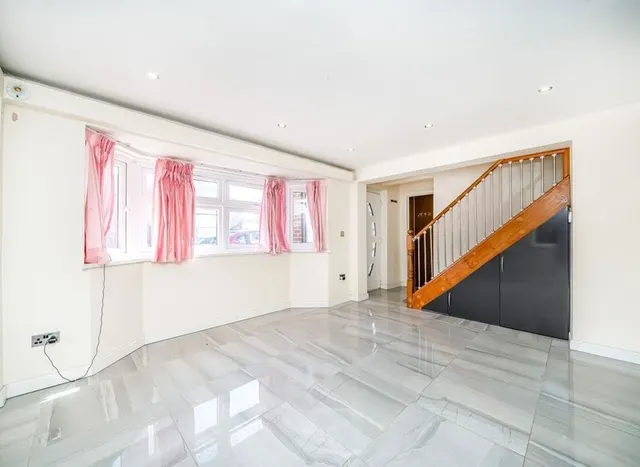 Riverdale Road, Hanworth, TW13, photo 3