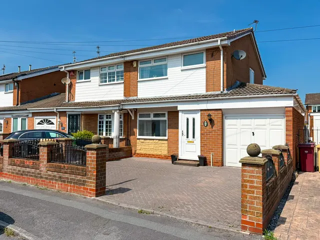 Hereford Crescent, Little Lever, BL3, photo 1