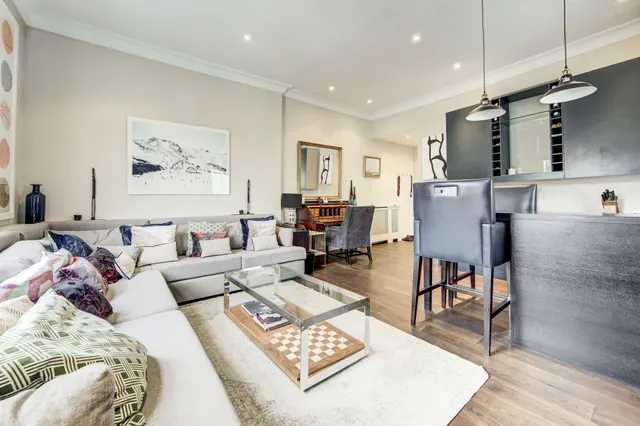Photo 3 — Flat 7, 212 Old Brompton Road, London
