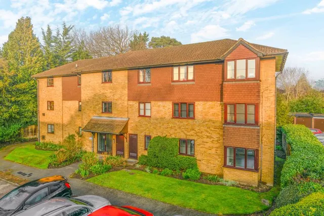 Collingwood Place, Walton-On-Thames KT12 1LU, photo 1