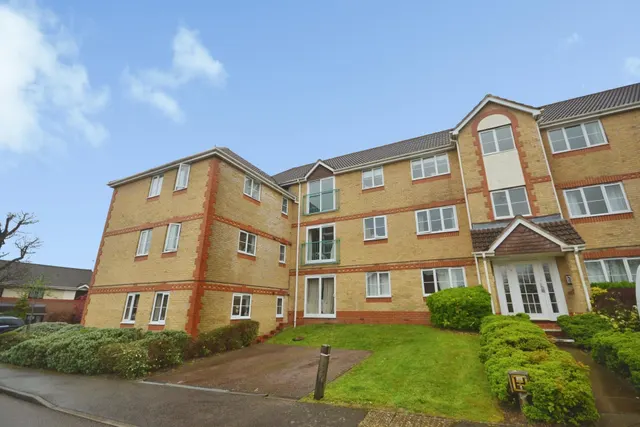Lyon Close, Maidenbower, RH10, photo 1