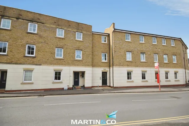 Dickens Heath Road, Dickens Heath, photo 1