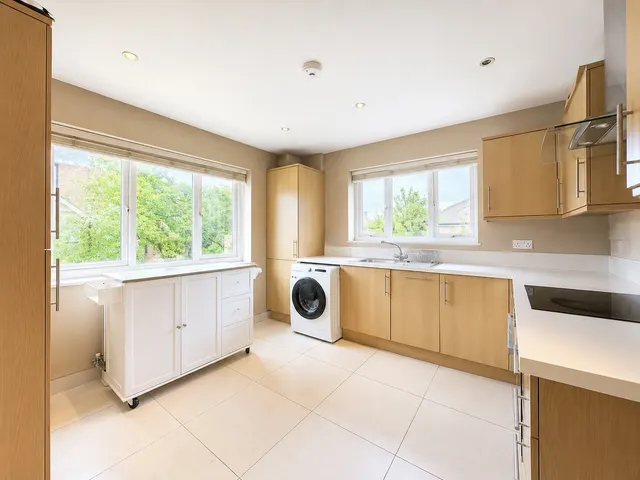 Sterling Avenue, Edgware, HA8, photo 2