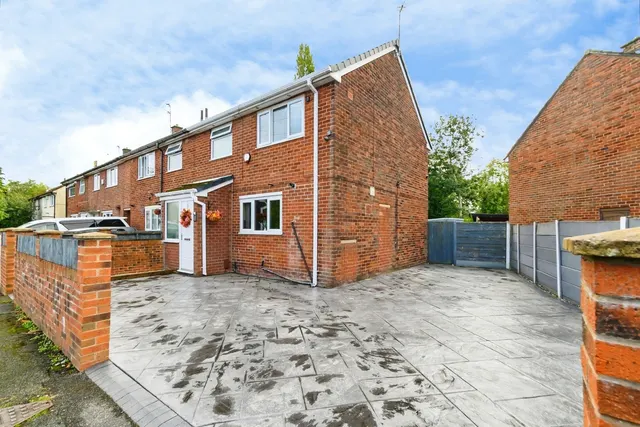 Tintern Road, Middleton, M24, photo 1