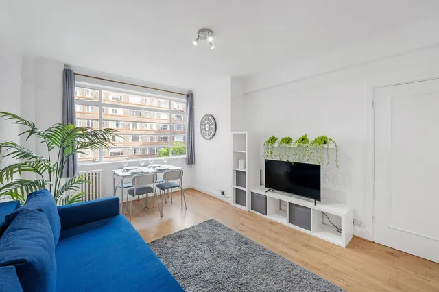 Balham High Road, London, SW17, photo 1