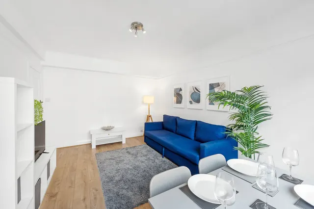 Balham High Road, London, SW17, photo 3
