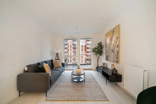 Farine Avenue, Hillingdon, UB3, photo 1
