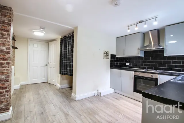 High Street, Charing, TN27, photo 3