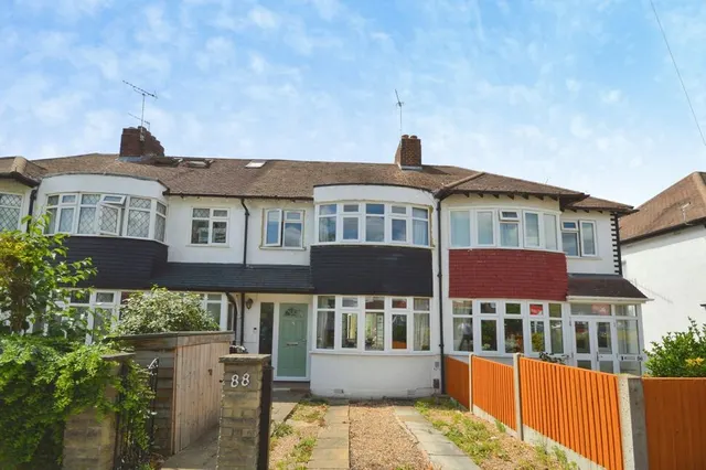 Wills Crescent, Whitton, TW3, photo 1