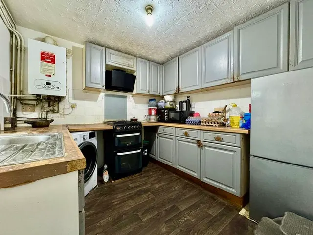 Photo 3 — Napier Road, Luton LU1 1RF