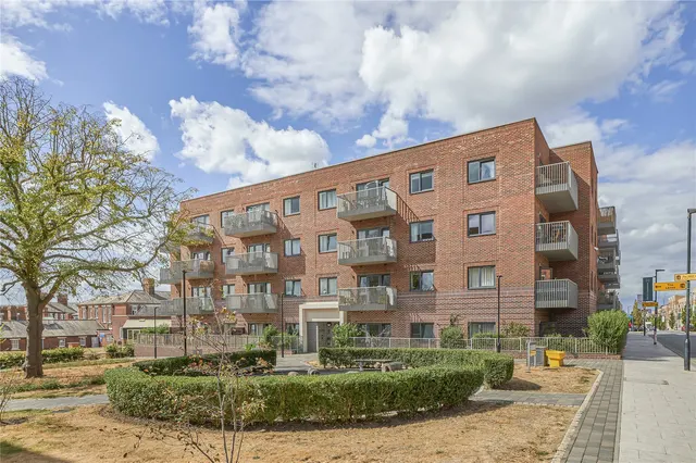 Springfield Drive, London, SW17, photo 1
