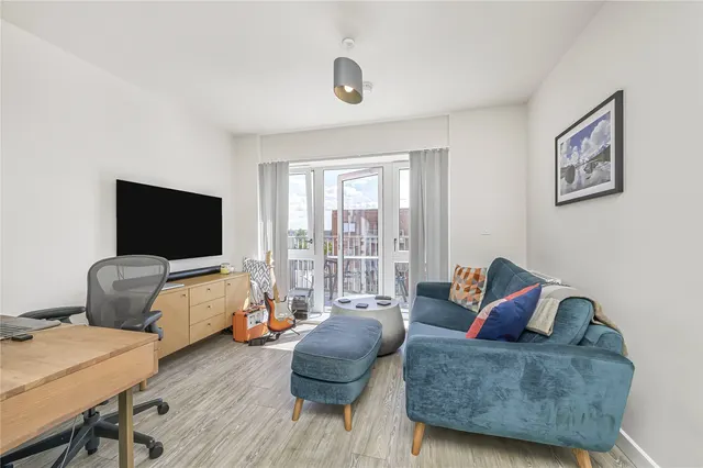 Photo 3 — Springfield Drive, London, SW17