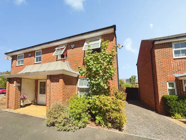 Honington Mews, Farnborough, Hampshire, GU14 6FJ, photo 1