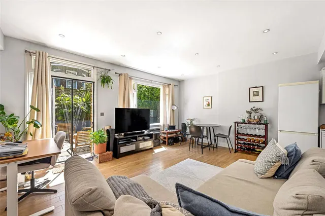 Photo 3 — Aynhoe Road, London, W14 0QA