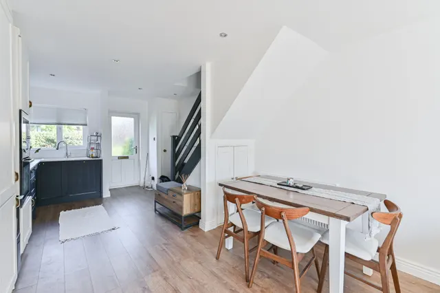 13 Abbey Drive, London, photo 1