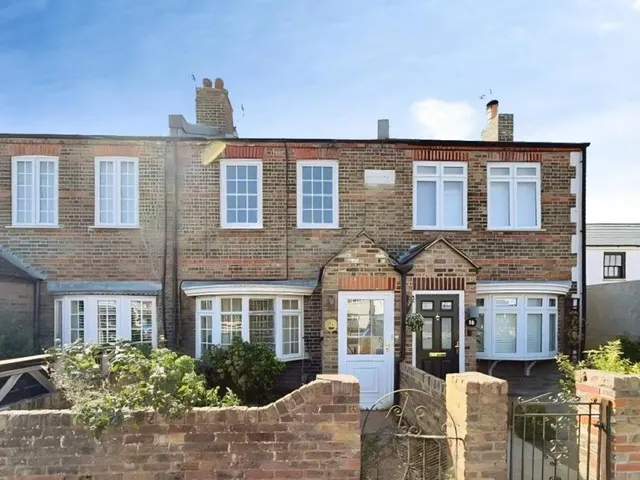 St. Lukes Road, Old Windsor, SL4, photo 1